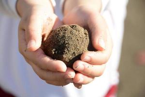 kinderen handen spelen met zand foto