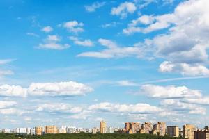 stedelijk straat onder blauw lucht met pluizig wolken foto