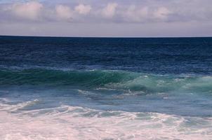 reusachtig zee golven foto