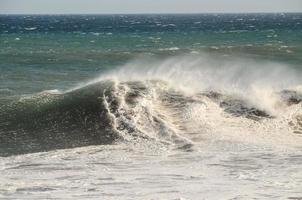 reusachtig zee golven foto