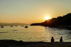 zonsondergang over- de adriatisch zee in Kroatië foto