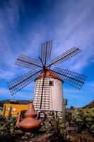 idyllisch wind molen foto