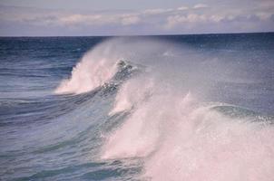 reusachtig zee golven foto