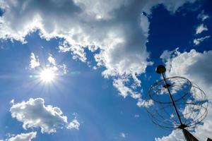 uitzicht op de blauwe lucht foto