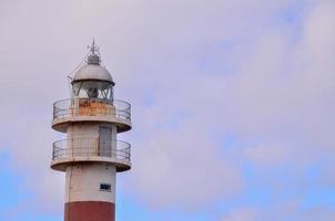 vuurtoren door de zee foto