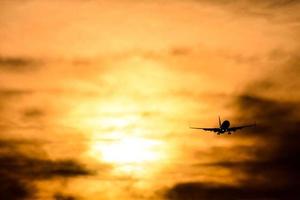 kleurrijk lucht Bij zonsondergang foto