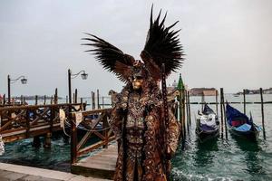 niet geïdentificeerd mensen vervelend carnaval maskers Bij de Venetië carnaval in Venetië, Italië, ongeveer februari 2022 foto