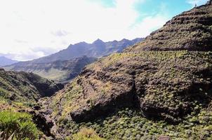 rotsachtig landschap Aan de kanarie eilanden foto