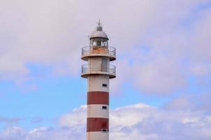 vuurtoren door de zee foto