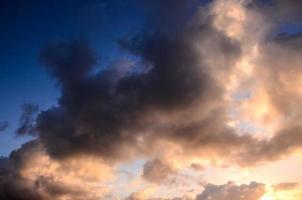 kleurrijk zonsondergang lucht foto