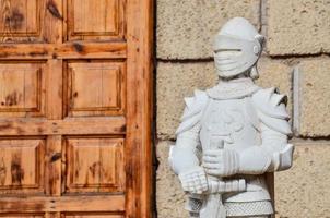 Italië, 2022 - middeleeuws soldaat beeldhouwwerk foto