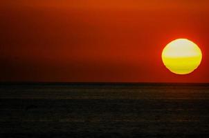 zonsondergang tafereel door de oceaan foto
