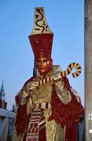 niet geïdentificeerd mensen vervelend carnaval maskers Bij de Venetië carnaval in Venetië, Italië, ongeveer februari 2022 foto