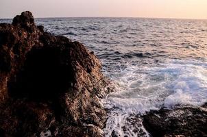 golven door de zee kust foto