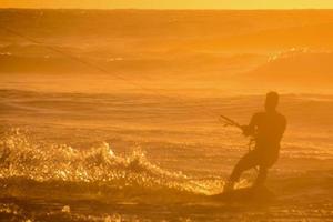 niet geïdentificeerd kitesurfer Aan de kanarie eilanden, ongeveer juli 2022 foto