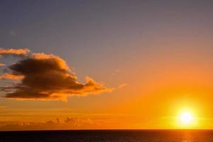 zonsondergang over- de oceaan Aan de kanarie eilanden foto