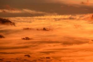 kleurrijk lucht Bij zonsondergang foto