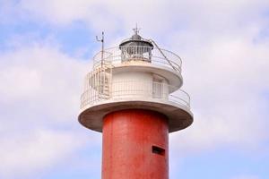 vuurtoren door de zee foto