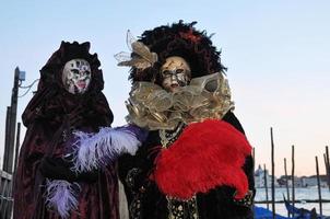 niet geïdentificeerd mensen vervelend carnaval maskers Bij de Venetië carnaval in Venetië, Italië, ongeveer februari 2022 foto