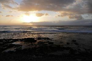 zonsondergang over- de oceaan Aan de kanarie eilanden foto