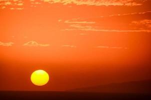 zonsondergang over de oceaan foto