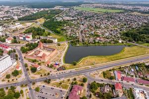 antenne panoramisch visie van Super goed hoogte van provinciaal stad- met een privaat sector en hoogbouw stedelijk appartement gebouwen foto