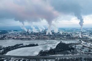 winter antenne panoramisch visie Aan rook van pijpen van chemisch onderneming fabriek. industrieel landschap milieu verontreiniging verspilling fabriek. lucht verontreiniging concept. foto