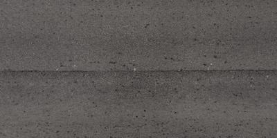 panorama visie van bovenstaand Aan oppervlakte structuur van oud asfalt weg met scheuren foto