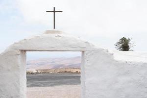 lanzarote, Spanje - augustus-uitzicht van de hoofd Ingang van de klein kerk van de ermita de las nieves gedurende een bewolkt dag foto