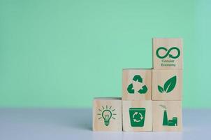 netto nul groen technologie innovatie eco koolstof hernieuwbaar energie bedrijf circulaire economie concept met hout kubus blokken. foto
