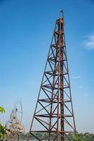 antenne toren, constructie toren met blauw lucht achtergrond foto