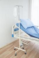 ziekenhuiskamer met bed en comfortabel medisch apparaat of apparatuur in modern ziekenhuis, gezondheidszorgbedrijf foto