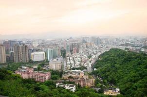 taipei, Taiwan, toeristen Gaan bezienswaardigheden bekijken de stadsgezicht panorama visie de hoogste gebouw en de beroemd landschap welke de mooi plaats voor reizen in Taiwan van olifant berg foto