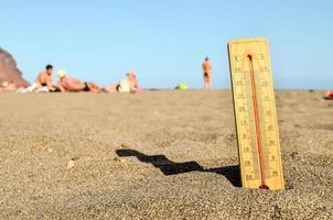 thermometer Aan de zand strand foto