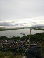 visvangst boten leunend Aan de haven in de middag foto