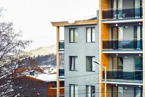 maart 5e, 2022 - vakantie appartement gebouwen in bakuriani vakantie ski toevlucht in Georgië. foto