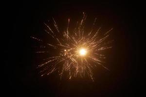 geel goud nacht vuurwerk helder sparkles en glimmend festival explosie, glinsterende van lucht brand foto