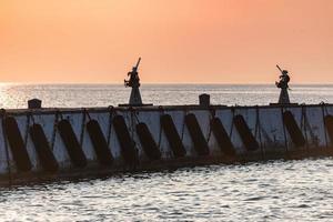 zee zonsondergang over- Baltisch pier. dromen van reizen en vrijheid. mooi steiger zeegezicht. zonsondergang lucht en beweren het weer. foto