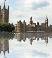 een visie van de huizen van parlement in Londen foto