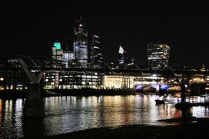 een visie van de rivier- Theems Bij nacht foto