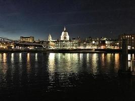 een visie van de rivier- Theems Bij nacht foto