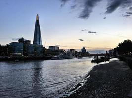 een visie van de rivier- Theems Bij nacht foto