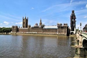 een visie van de huizen van parlement in Londen foto