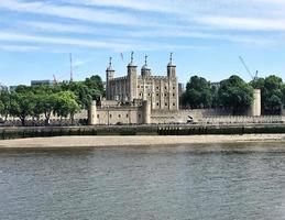 uitzicht op de toren van londen over de rivier de Theems foto