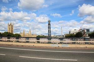 een visie van de huizen van parlement in Londen foto