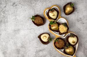 chocola aardbeien in hart vormig borden met plaats voor tekst.st Valentijnsdag toetje concept foto