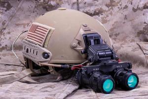 Amerikaans helm met nacht visie stofbril Aan camoflage uniform foto