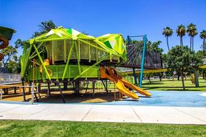 kinderen speelplaats uitrusting in vrij openbaar park foto