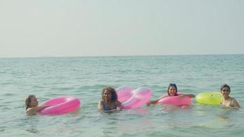 een groep van tiener- meisjes rennen en Speel Bij de strand voor hun zomer vakantie en ze glimlach en genieten hun vakantie. foto