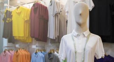 mannequin met wit overhemd in kleding op te slaan foto